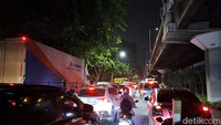 Kemacetan tersebut terjadi sejak Kamis (17/4) dini hari. Beberapa ruas jalan di kawasan Jakarta Utara, antara lain Jalan Yos Sudarso, Marunda, Enggano, Plumpang, dan di kawasan Pelabuhan Tanjung Priok itu sendiri mengalami macet hingga berjam-jam. (Lisye/detikcom)