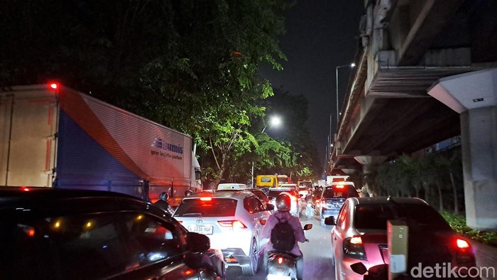 Jalan Yos Sudarso, Tanjung Priok, Jakarta Utara masih macet parah hingga malam ini. (Lisye/detikcom) Jalan Yos Sudarso, Tanjung Priok, Jakarta Utara masih macet parah hingga malam ini. (Lisye/detikcom)