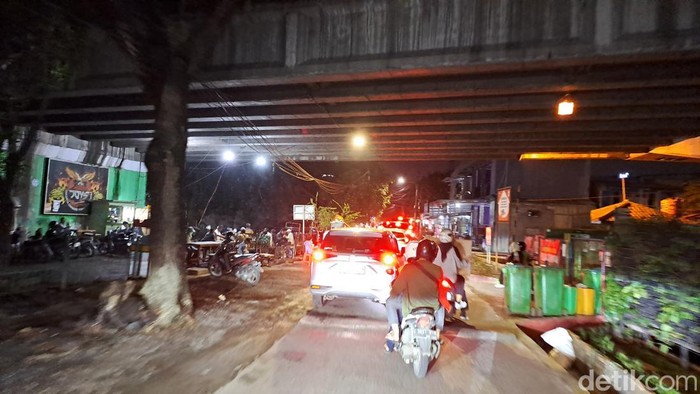 Jalan Yos Sudarso, Tanjung Priok, Jakarta Utara masih macet parah hingga malam ini. (Lisye/detikcom)