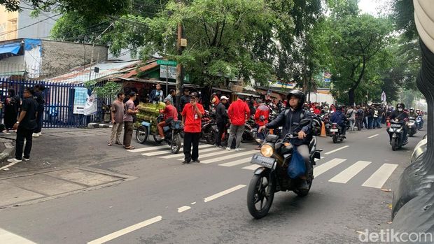 Jalanan depan Pengadilan Tipikor Jakarta ditutup saat sidang Hasto Kristiyanto. Foto: Mulia/detikcom.