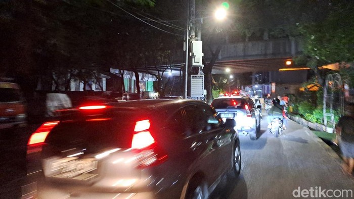 Jalur Alternatif di Jalan Jati, Kolong Tol Priok (Lisye/detikcom).