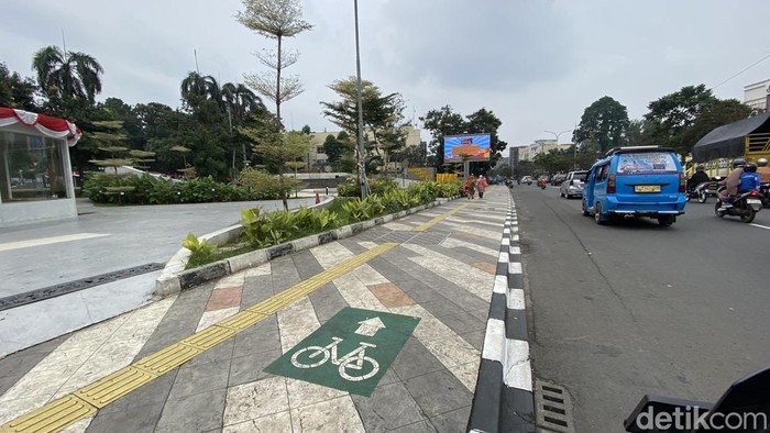 Jalur sepeda berada di atas trotoar di Jalan Margonda Raya, Depok (Devi/detikcom)