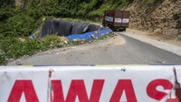 Pengendara harap berhati-hati saat melintas di jalan yang menghubungkan Sulawesi bagian tengah, utara, dan selatan itu .  