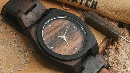 Arloji kayu karya perajin Putu Edit Andi Pratama asal Jembrana, Bali.