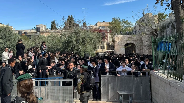 Jemaah Yahudi berkumpul di Gerbang Singa di Yerusalem ketika mereka mencoba masuk Masjid Al Aqsa, Rabu (16/4/2025).
