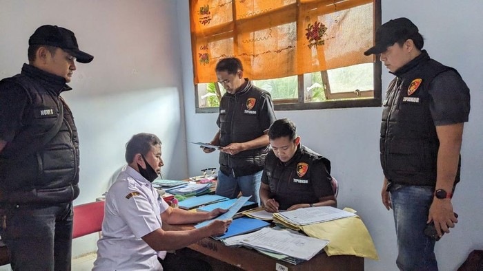 Tersangka Eko Sujarwo (berbaju putih) saat kantornya  digeledah penyidik Satreskrim Polres Tulungagung