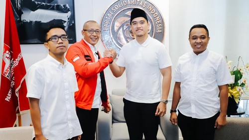 Ahmad Ziadi (dua dari kiri) menerima SK Plt Ketua DPW PSI NTB di Jakarta, Rabu (16/4/2025) malam. (Istimewa).