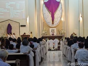 Ribuan Umat Katolik Khusyuk Ikuti Perayaan Kamis Putih di Tulungagung