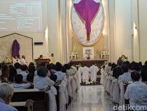 Ribuan Umat Katolik Khusyuk Ikuti Perayaan Kamis Putih di Tulungagung