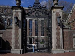 Harvard Dilarang Terima Mahasiswa Asing, Kemdiktisaintek Antisipasi Bareng LPDP