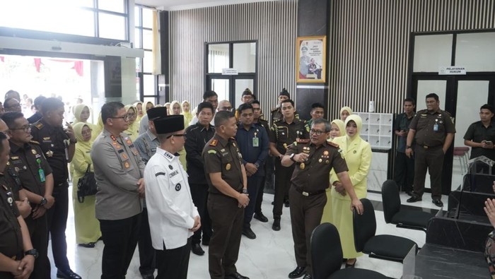 Kantor Kejari OKU saat diresmikan oleh Kepala Kejaksaan Tinggi Sumatera Selatan, Yulianto dan Bupati OKU Teddy Meilwansyah.