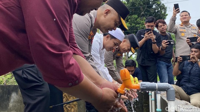 Kapolda Irjen Hendro Pandowo mencoba sumur bor.