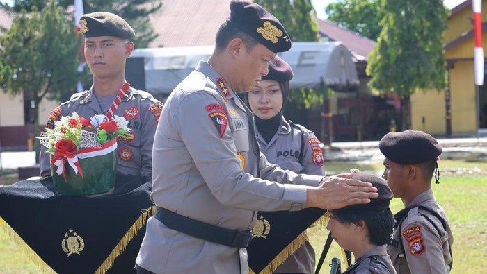 Kapolda Kalimatan Tengah (Kalteng) Irjen Pol Iwan Kurniawan menutup pembinaan tradisi (bintra) dan pembaretan kepada 126 personel Bintara Remaja Ditsamapta.