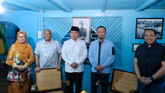 Kapolda Riau Irjen Herry Heryawan berkunjung ke Rumah Singgah Tuan Kadi di Pekanbaru, Riau.