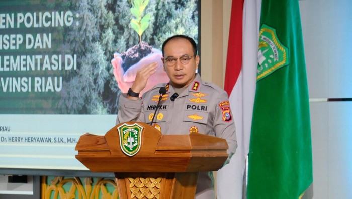 Kapolda Riau Irjen Herry Heryawan menjadi pemateri seminar di kampus UIR, Kamis (17/4/2025). Pada kesempatan itu, ia memperkenalkan konsep Green Policing.