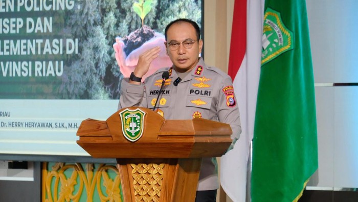Kapolda Riau Irjen Herry Heryawan saat paparan di kampus UIR. (Dok. Bidhumas Polda Riau)