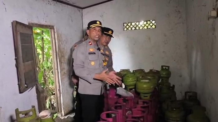 Kapolsek Cileungsi Kompol Edison gerebek lokasi pengoplosan gas di Cileungsi Bogor (istimewa)