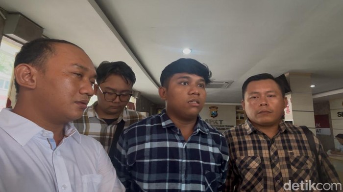Karyawan UD Sentoso Seal Tetap Salat Jumat Meski Gaji Dipotong