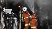 Sebanyak 15 kendaraan pemadam kebakaran dikerahkan untuk memadamkan kebakaran ruko tersebut. 
