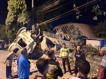 Rem Blong, Truk di Lamongan Terguling Usai Tabrak Motor, Warung dan Gapura