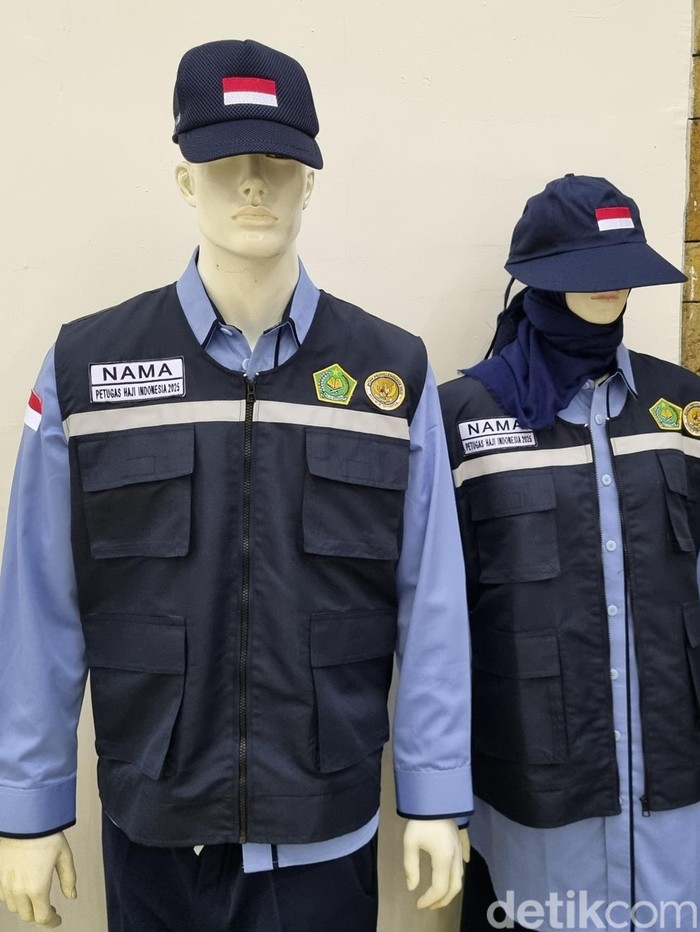 Kemenag menggelar Bimbingan Teknis PPIH 2025 untuk melayani jemaah haji. Petugas haji pun dilengkapi dengan seragam serta atribut agar mudah dikenali jemaah. (Haris/detikcom).
