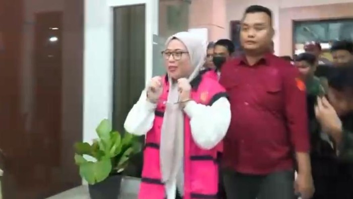 Kejaksaan Negeri (Kejari) Kendari, Sulawesi Tenggara (Sultra) menetapkan mantan Sekretaris Daerah (Sekda) Kendari berinisial NU sebagai tersangka kasus dugaan korupsi yang merugikan negara senilai Rp 444 juta.