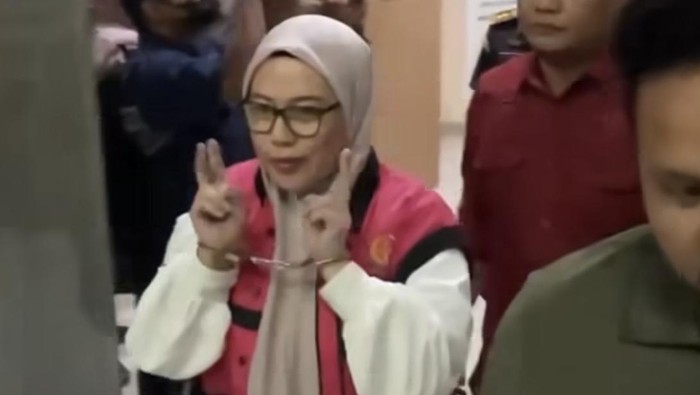 Oknum ASN Pemkot Kendari, Sulawesi Tenggara (Sultra) berinisial ANL (39) tampak memamerkan pose dua jari usai ditetapkan tersangka kasus korupsi dengan kerugian negara Rp 444 juta.