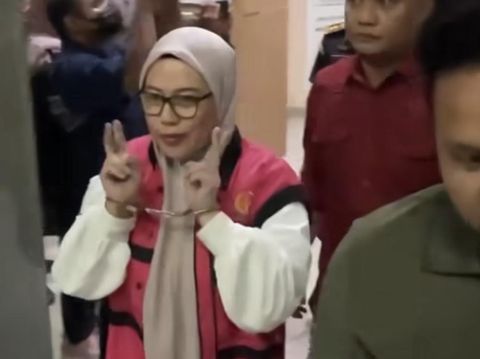 Oknum ASN Pemkot Kendari, Sulawesi Tenggara (Sultra) berinisial ANL (39) tampak memamerkan pose dua jari usai ditetapkan tersangka kasus korupsi dengan kerugian negara Rp 444 juta.