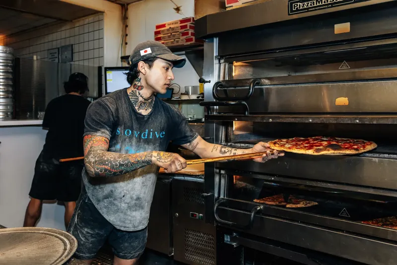 Keren! Tukang Pizza Ini Sukses Jadi Model di Paris Fashion Week