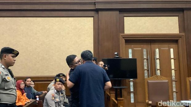 Ketua DPP PDIP Djarot Saiful Hidayat memeluk Hasto. Foto: Mulia/detikcom.