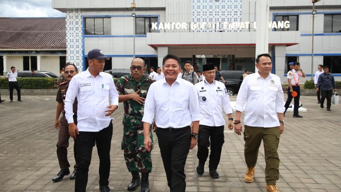 Ketua DPRD Sumatera Selatan Andie Dinialdie (celana cokelat) ikut meninjau kesiapan PSU Pilkada Empat Lawang.