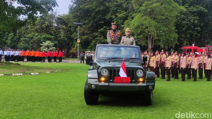 Khofifah Pimpin Apel Damkar, Satpol PP, dan Linmas se-Jatim di Sidoarjo