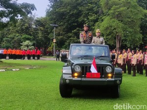 Khofifah Pimpin Apel Damkar, Satpol PP, dan Linmas se-Jatim di Sidoarjo