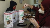 Minie menyebut kala itu ia hanya memiliki modal sebesar Rp 5 juta untuk membeli mesin oat dan memproduksinya sendiri, wanita yang memasuki usia kepala 5 itu juga tak segan membeli buku resep agar tak perlu gagal terlalu banyak dalam membuat makanan.