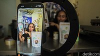 Untuk mendongkrak pendapatan, Minie juga rutin melakukan live di Shopee. Hal itu dilakukan agar dapat mempromosikan serta menjangkau pasar yang lebih luas.
