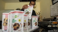 Dengan adanya rumah produksi ini, Minie dapat membuka lapangan pekerjaan untuk tetangganya yang telah lanjut usia namun masih bisa produktif.