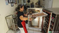 Diketahui sebelumnya Minie hanya menggunakan mesin kecil untuk memproduksi oat protein cookies banyaknya permintaan membuatnya harus mencari cara, ia mendapatkan bantuan KUR BRI sebesar Rp 50 juta untuk membeli mesin yang lebih besar. Hasilnya kini omzet Minie tembus Rp 60 juta perbulan.