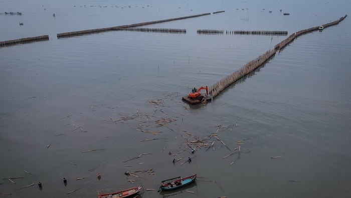 KKP Bongkar Sisa Pagar Laut di Tangerang Petugas gabungan bersama nelayan mengumpulkan bambu dari pembongkaran pagar laut di pesisir laut Desa Kohod, Kabupaten Tangerang, Banten, Kamis (17/4/2025). Kementerian Kelautan dan Perikanan (KKP) membongkar sisa pagar laut sepanjang satu kilometer sebagai upaya menata ruang laut dan meningkatkan keselamatan para nelayan. ANTARA FOTO/Putra M. Akbar/nym.