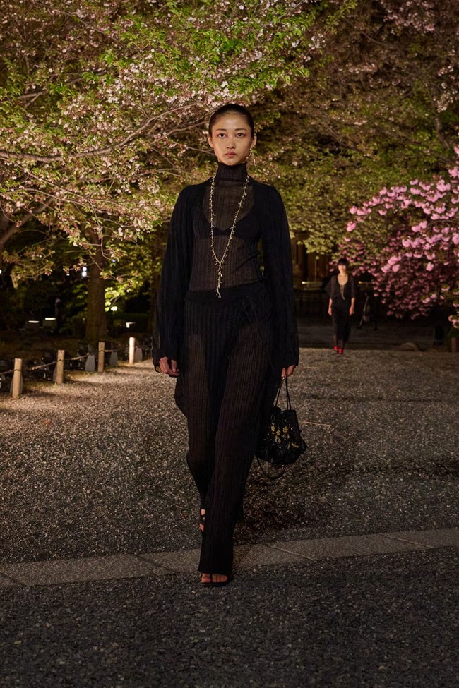 Fashion show koleksi Dior Pre-Fall 2025 di di taman bersejarah Kuil To-ji, sebuah situs Warisan Dunia UNESCO yang berada di Kyoto, Jepang. Dior menghadirkan koleksi haute couture yang memadukan tekstil Jepang dengan estetika khas Dior. Foto: Dok. Dior