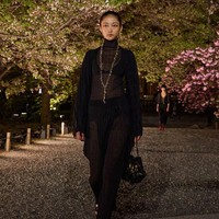 Fashion show koleksi Dior Pre-Fall 2025 di di taman bersejarah Kuil To-ji, sebuah situs Warisan Dunia UNESCO yang berada di Kyoto, Jepang. Dior menghadirkan koleksi haute couture yang memadukan tekstil Jepang dengan estetika khas Dior. Foto: Dok. Dior