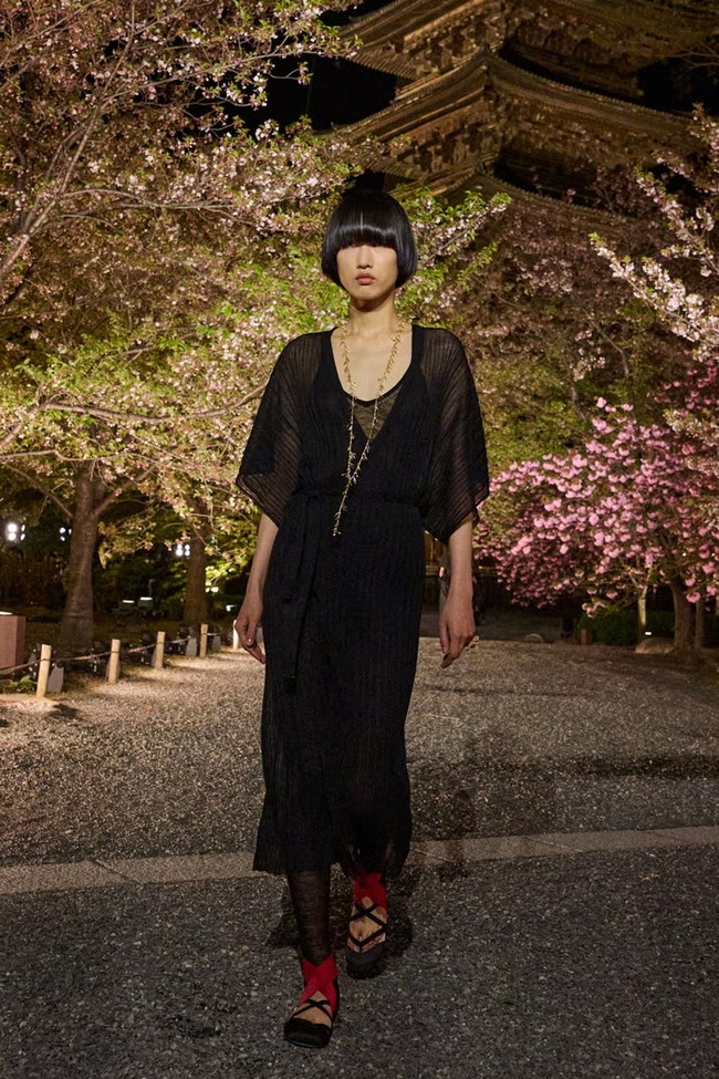 Fashion show koleksi Dior Pre-Fall 2025 di di taman bersejarah Kuil To-ji, sebuah situs Warisan Dunia UNESCO yang berada di Kyoto, Jepang. Dior menghadirkan koleksi haute couture yang memadukan tekstil Jepang dengan estetika khas Dior.  Foto: Dok. Dior