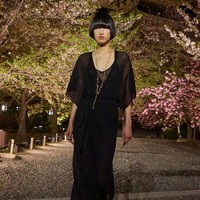 Fashion show koleksi Dior Pre-Fall 2025 di di taman bersejarah Kuil To-ji, sebuah situs Warisan Dunia UNESCO yang berada di Kyoto, Jepang. Dior menghadirkan koleksi haute couture yang memadukan tekstil Jepang dengan estetika khas Dior.  Foto: Dok. Dior
