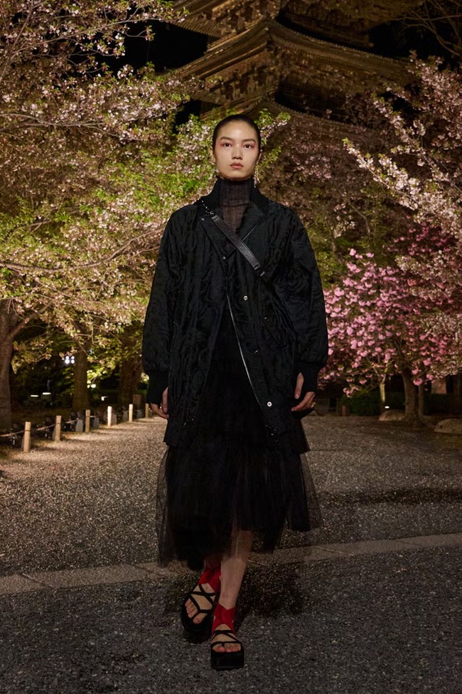Fashion show koleksi Dior Pre-Fall 2025 di di taman bersejarah Kuil To-ji, sebuah situs Warisan Dunia UNESCO yang berada di Kyoto, Jepang. Dior menghadirkan koleksi haute couture yang memadukan tekstil Jepang dengan estetika khas Dior.  Jepang, Foto: Dok. Dior