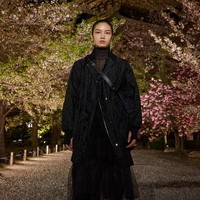 Fashion show koleksi Dior Pre-Fall 2025 di di taman bersejarah Kuil To-ji, sebuah situs Warisan Dunia UNESCO yang berada di Kyoto, Jepang. Dior menghadirkan koleksi haute couture yang memadukan tekstil Jepang dengan estetika khas Dior.  Jepang, Foto: Dok. Dior