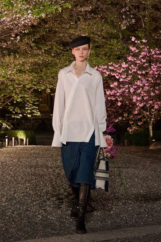 Fashion show koleksi Dior Pre-Fall 2025 di di taman bersejarah Kuil To-ji, sebuah situs Warisan Dunia UNESCO yang berada di Kyoto, Jepang. Dior menghadirkan koleksi haute couture yang memadukan tekstil Jepang dengan estetika khas Dior. Foto: Dok. Dior