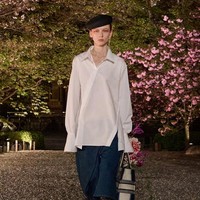 Fashion show koleksi Dior Pre-Fall 2025 di di taman bersejarah Kuil To-ji, sebuah situs Warisan Dunia UNESCO yang berada di Kyoto, Jepang. Dior menghadirkan koleksi haute couture yang memadukan tekstil Jepang dengan estetika khas Dior. Foto: Dok. Dior