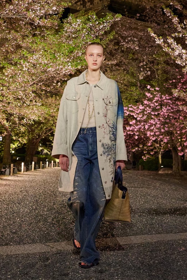 Fashion show koleksi Dior Pre-Fall 2025 di di taman bersejarah Kuil To-ji, sebuah situs Warisan Dunia UNESCO yang berada di Kyoto, Jepang. Dior menghadirkan koleksi haute couture yang memadukan tekstil Jepang dengan estetika khas Dior. Foto: Dok. Dior