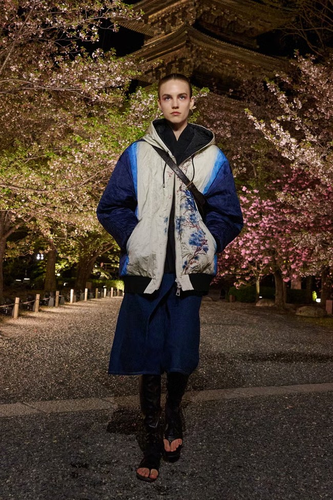 Fashion show koleksi Dior Pre-Fall 2025 di di taman bersejarah Kuil To-ji, sebuah situs Warisan Dunia UNESCO yang berada di Kyoto, Jepang. Dior menghadirkan koleksi haute couture yang memadukan tekstil Jepang dengan estetika khas Dior.  Foto: Dok. Dior