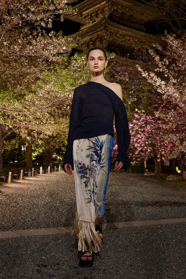 Fashion show koleksi Dior Pre-Fall 2025 di di taman bersejarah Kuil To-ji, sebuah situs Warisan Dunia UNESCO yang berada di Kyoto, Jepang. Dior menghadirkan koleksi haute couture yang memadukan tekstil Jepang dengan estetika khas Dior. Foto: Dok. Dior