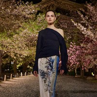 Fashion show koleksi Dior Pre-Fall 2025 di di taman bersejarah Kuil To-ji, sebuah situs Warisan Dunia UNESCO yang berada di Kyoto, Jepang. Dior menghadirkan koleksi haute couture yang memadukan tekstil Jepang dengan estetika khas Dior. Foto: Dok. Dior